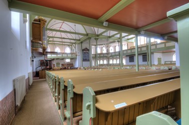 <p>In de jaren 50 van de twintigste eeuw maken de stoelen en oude banken in het schip van de kerk plaats voor nieuwe kerkbanken. Deze zijn vormgegeven analoog aan de banken uit 1908. </p>
